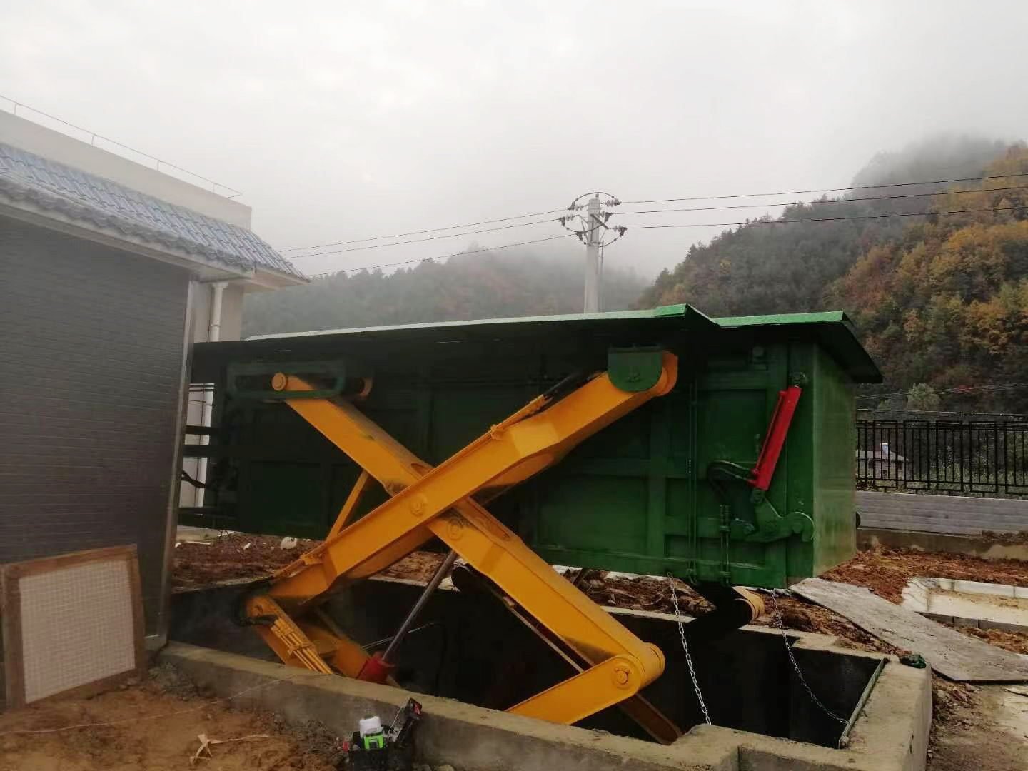 陕西高速服务区地埋式垃圾压缩站安装完成顺利交付